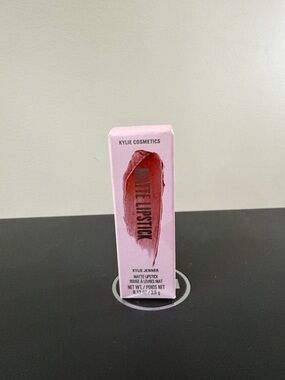 Kylie Cosmetics Matte Lipstick color Kylie new